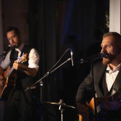 Ben (Gitarre) und Robin (Gesang) während eines 9to5 Konzerts 2023